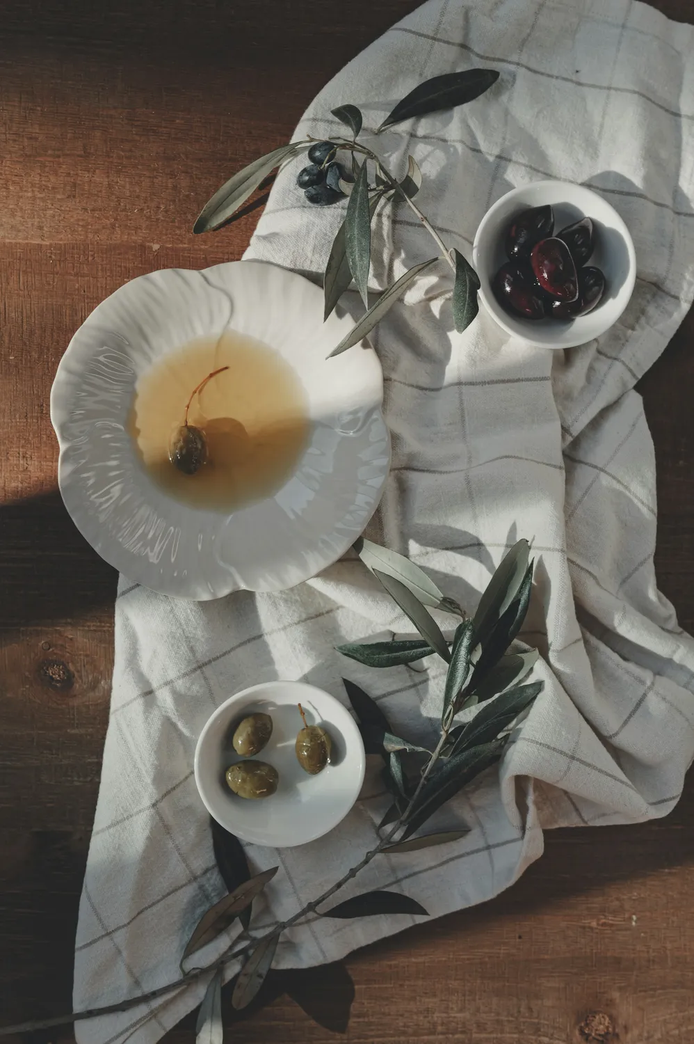 Huile d’olive et olives, nature morte